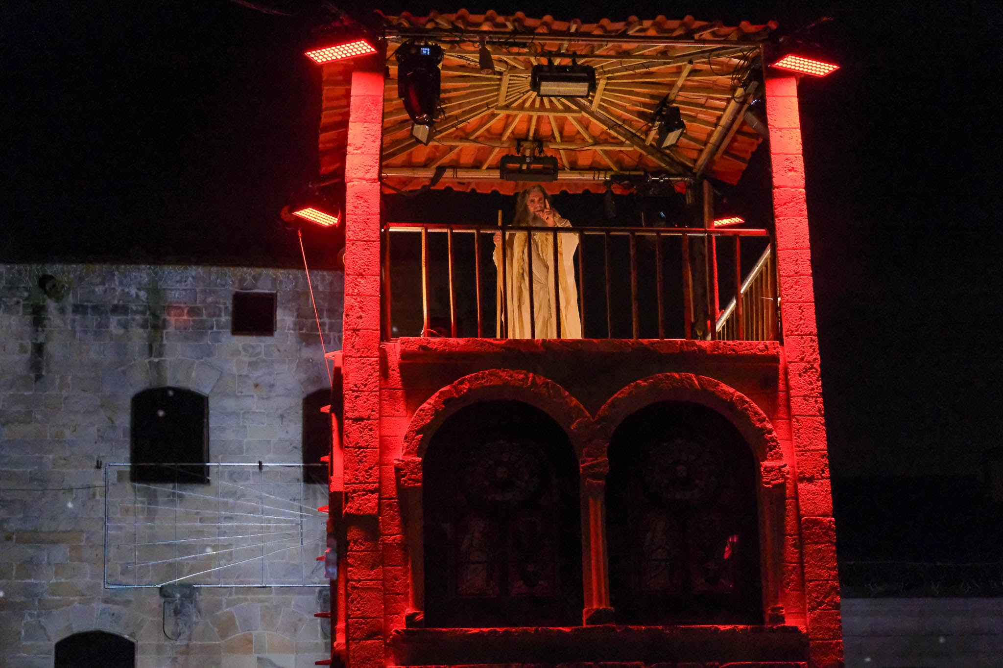 Transforma las tres fachadas históricas de la Plaza Mayor en gigantescos lienzos vivos, gracias a un despliegue de vídeo mapping que envuelve al público en una narrativa audiovisual impactante.