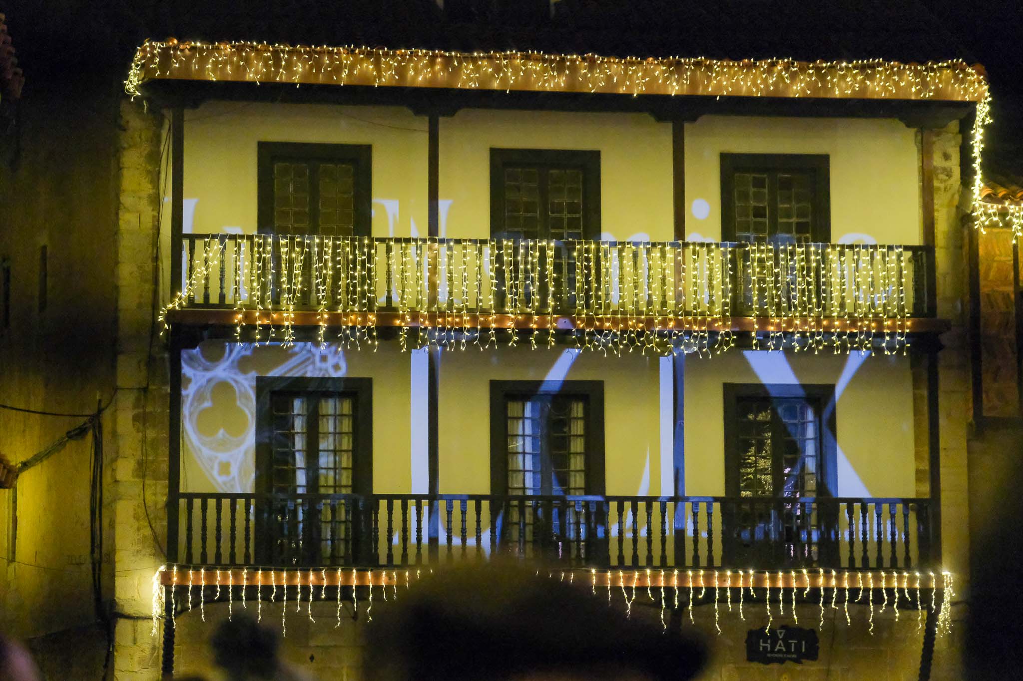 Cortinas de luces y proyecciones sobre uno de los edificios emblemáticos de la Plaza Mayor.
