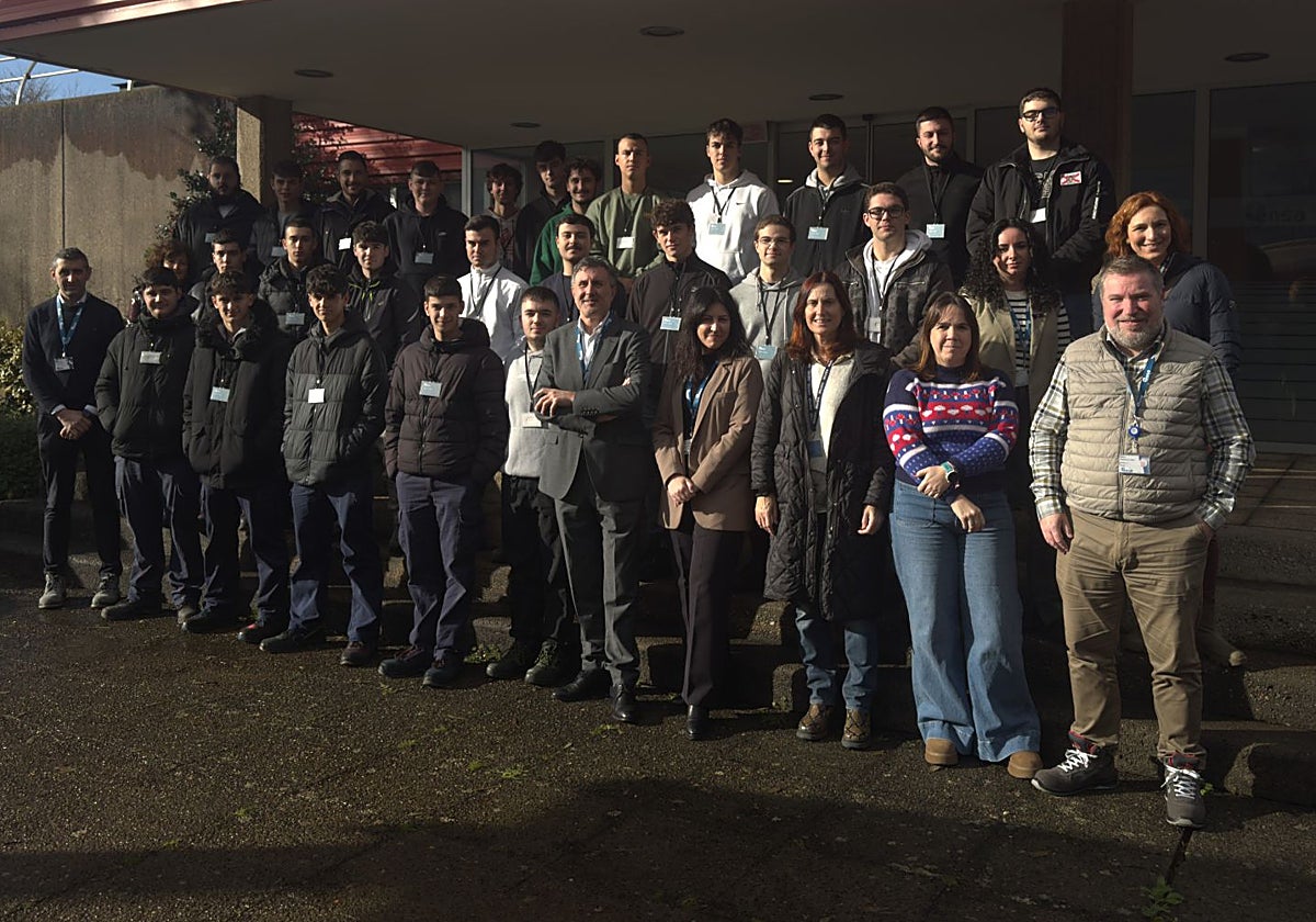 Mentores y alumnos en las instalaciones de Ensa.