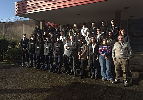 Mentores y alumnos en las instalaciones de Ensa.
