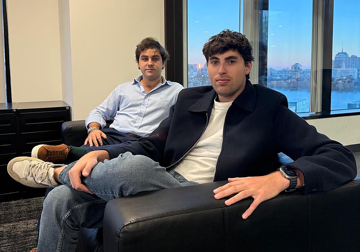 Álvaro Buitrago y Luis Alvear, en sus oficinas de Dimenso ubicadas en en Canal Square, Boston.