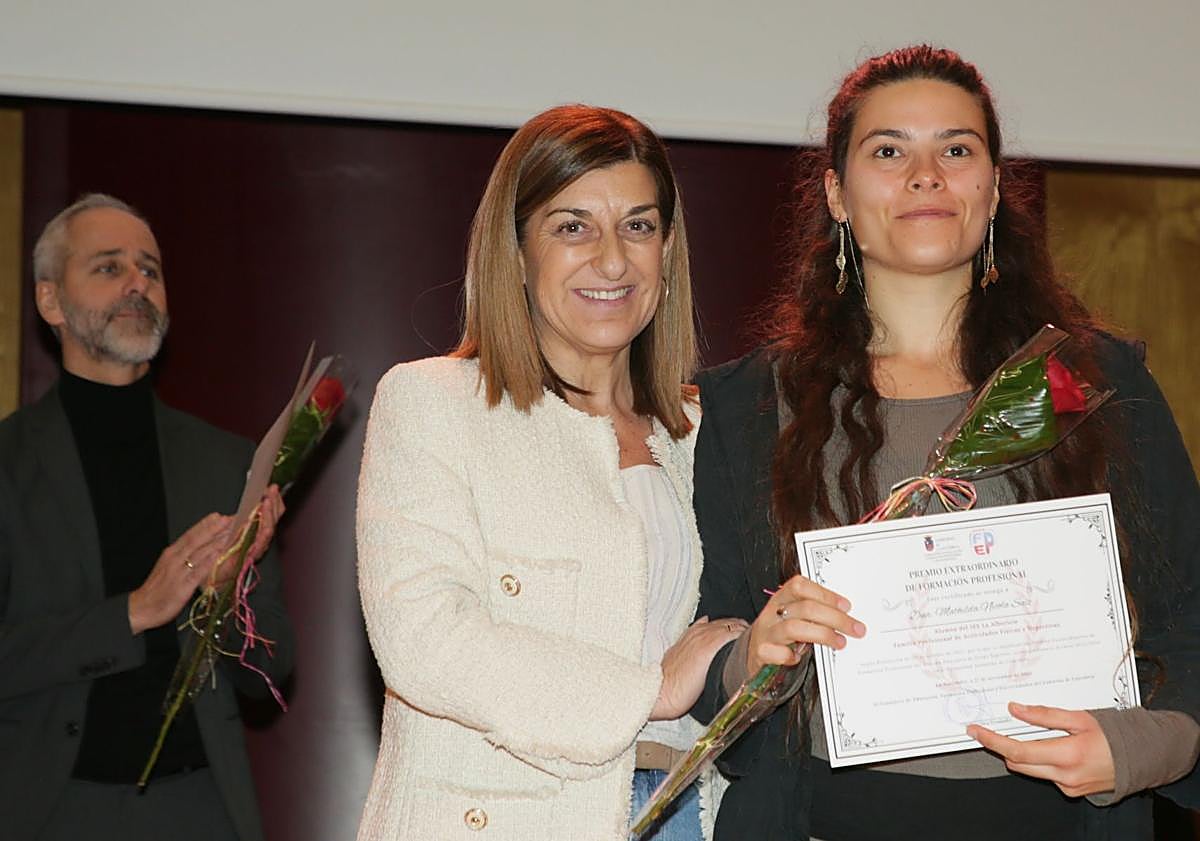 Imagen principal - Varios de los premiados recogen el premio de manos de la presidenta de Cantabria.