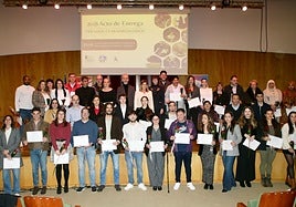 Fotografía de familia de los premiados y las autoridades.