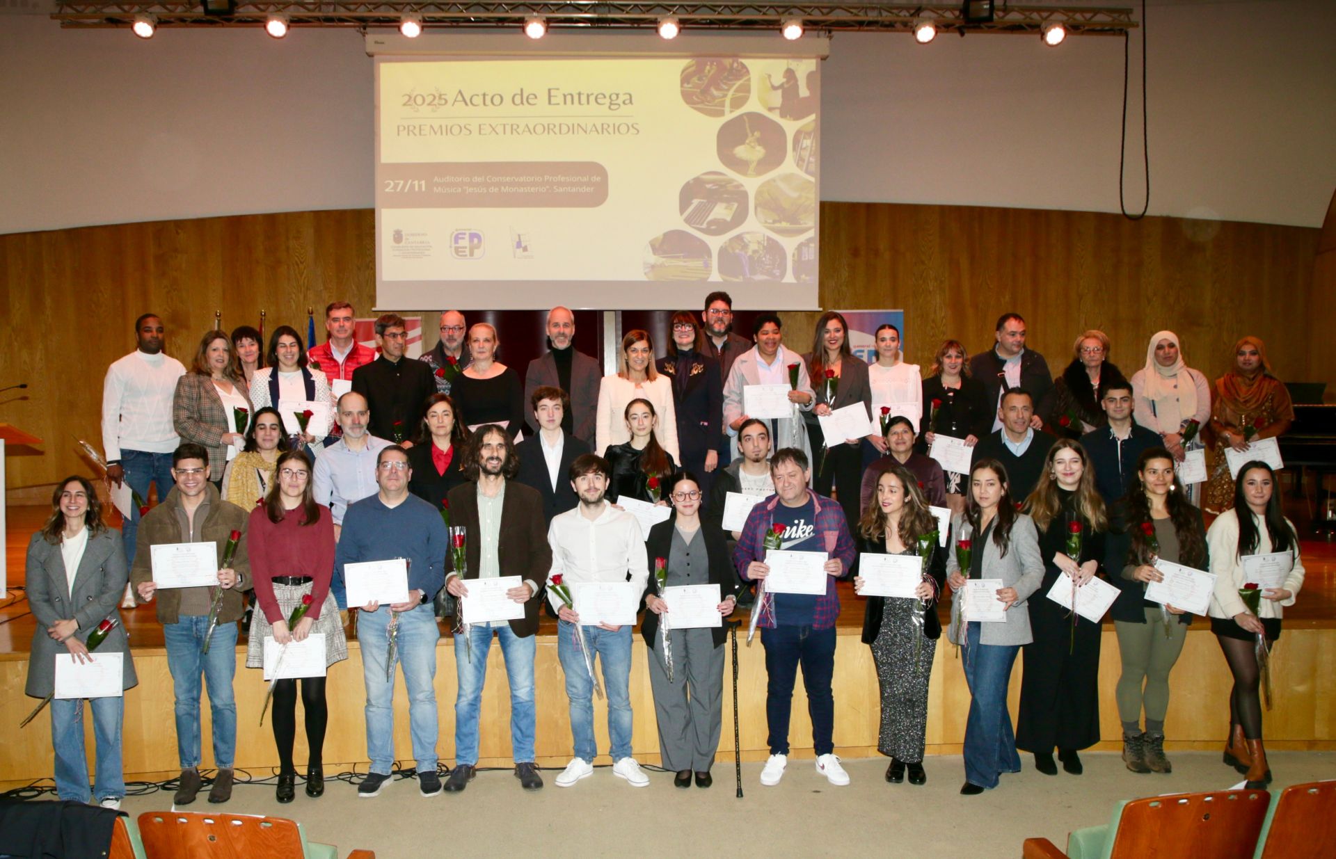 Fotografía de familia de los premiados y las autoridades.