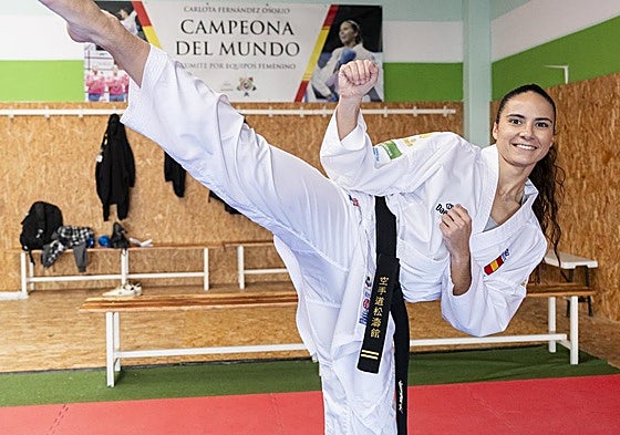 Esfuerzo. La karateca cántabra Carlota Fernández se ejercita en el Gimnasio Kime.