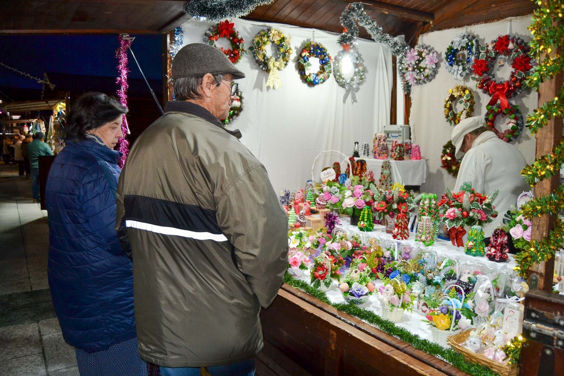 En las casetas se encuentra una gran variedad de objetivos y adornos navideños. 