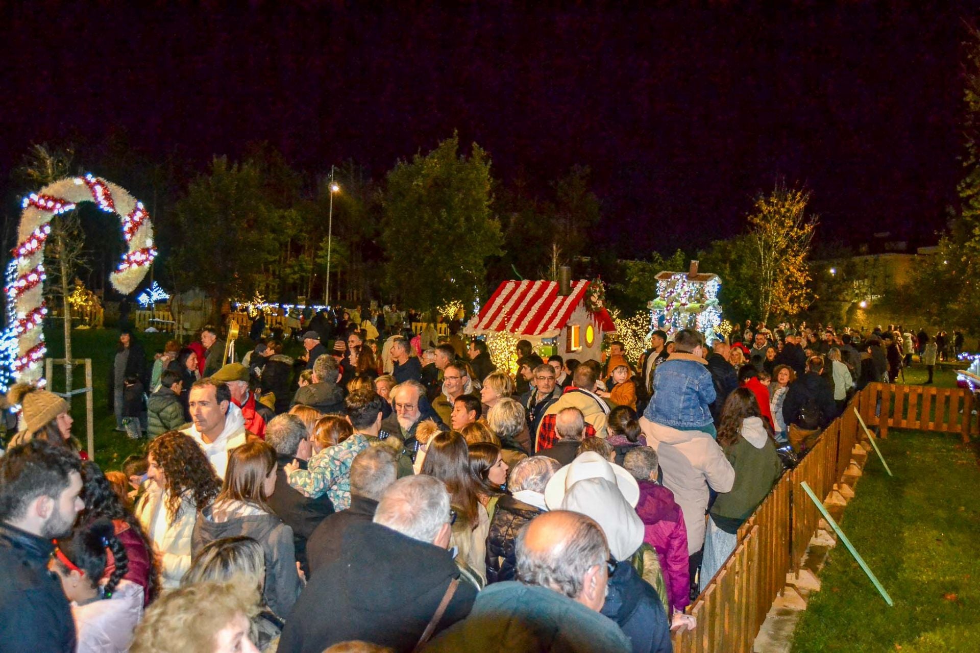 Cientos de personas han asistido al encendido en Noja, reconocida como Villa Europea de la Navidad 2025.