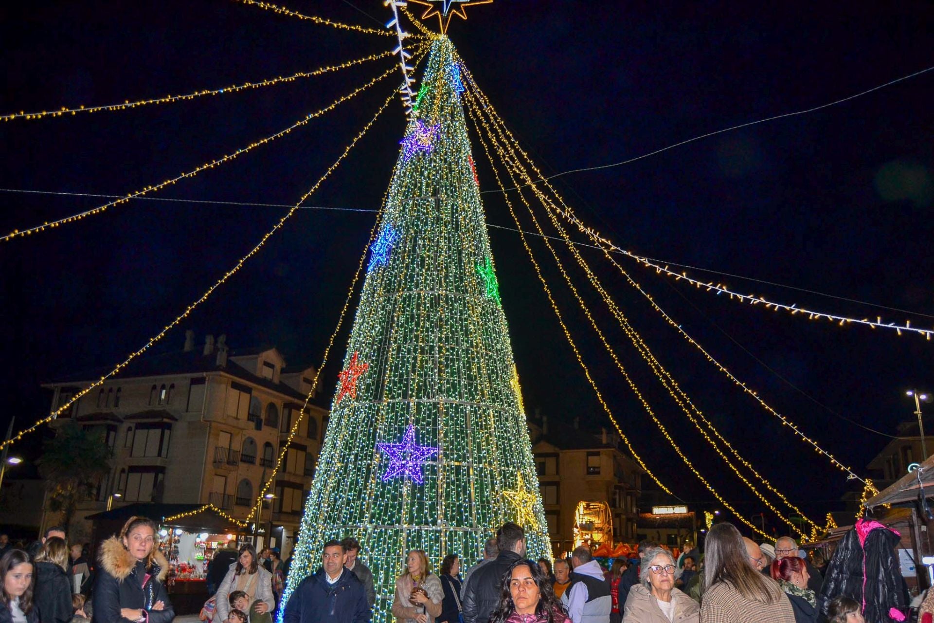 Un gran árbol iluminado preside la Plaza de la Villa. 