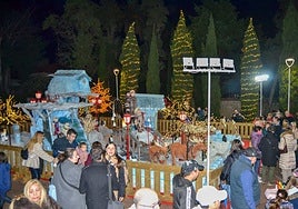 Cientos de personas han recorrido el espectacular poblado navideño