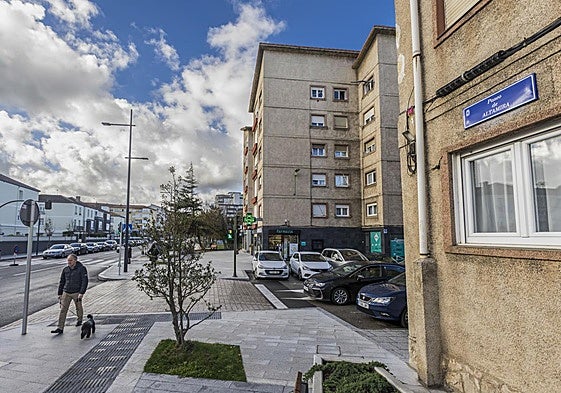 Un hombre pasea por la calle Paseo de Altamira, frente a la nueva placa, cambiada el pasado 21 de noviembre.