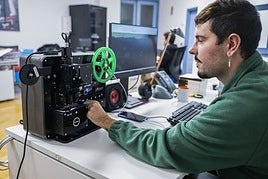 Adrián Fernández , uno de los encargados de escanear las imágenes que llegan en películas Super-8.