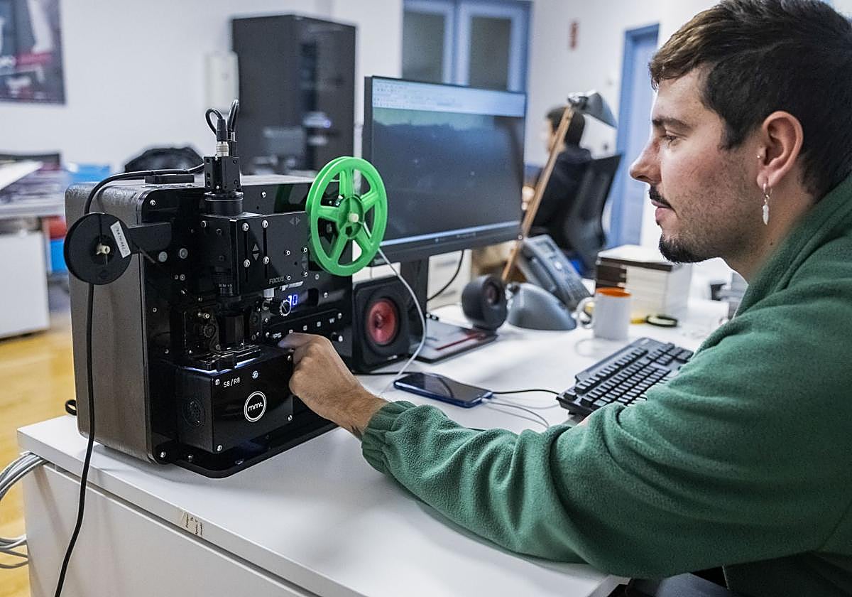 Adrián Fernández , uno de los encargados de escanear las imágenes que llegan en películas Super-8.