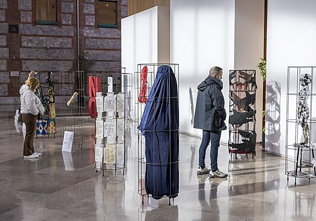 En 'In-defensa propia', también colectiva, las artistas presentan sus piezas en el interior de cilindos.