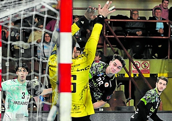 Marko Jurkovic engaña al portero Álvaro Pérez para anotar un gol.