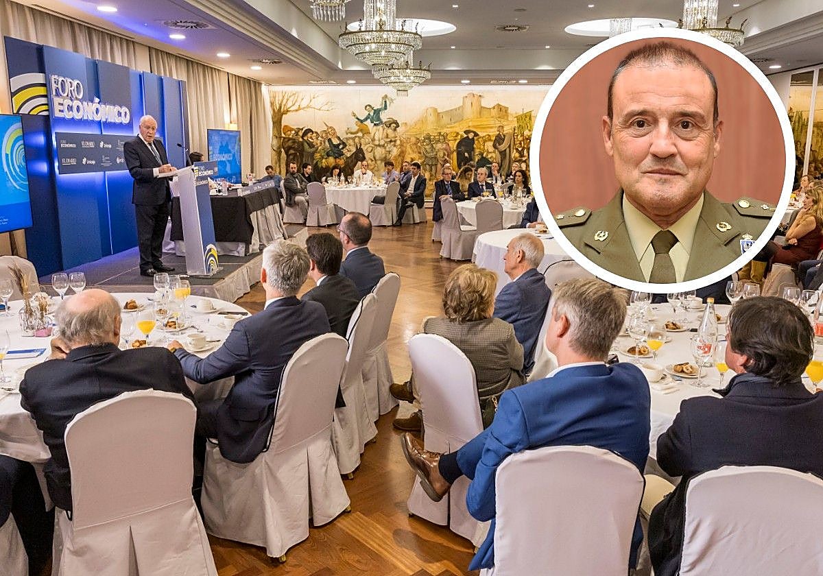 El general de brigada Víctor Bados junto a una fotografía de archivo de un Foro Económico de El Diario Montañés.
