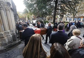 Entrada del féretro del histórico político socialista a la iglesia parroquial de Santa María del Puerto de Santoña.