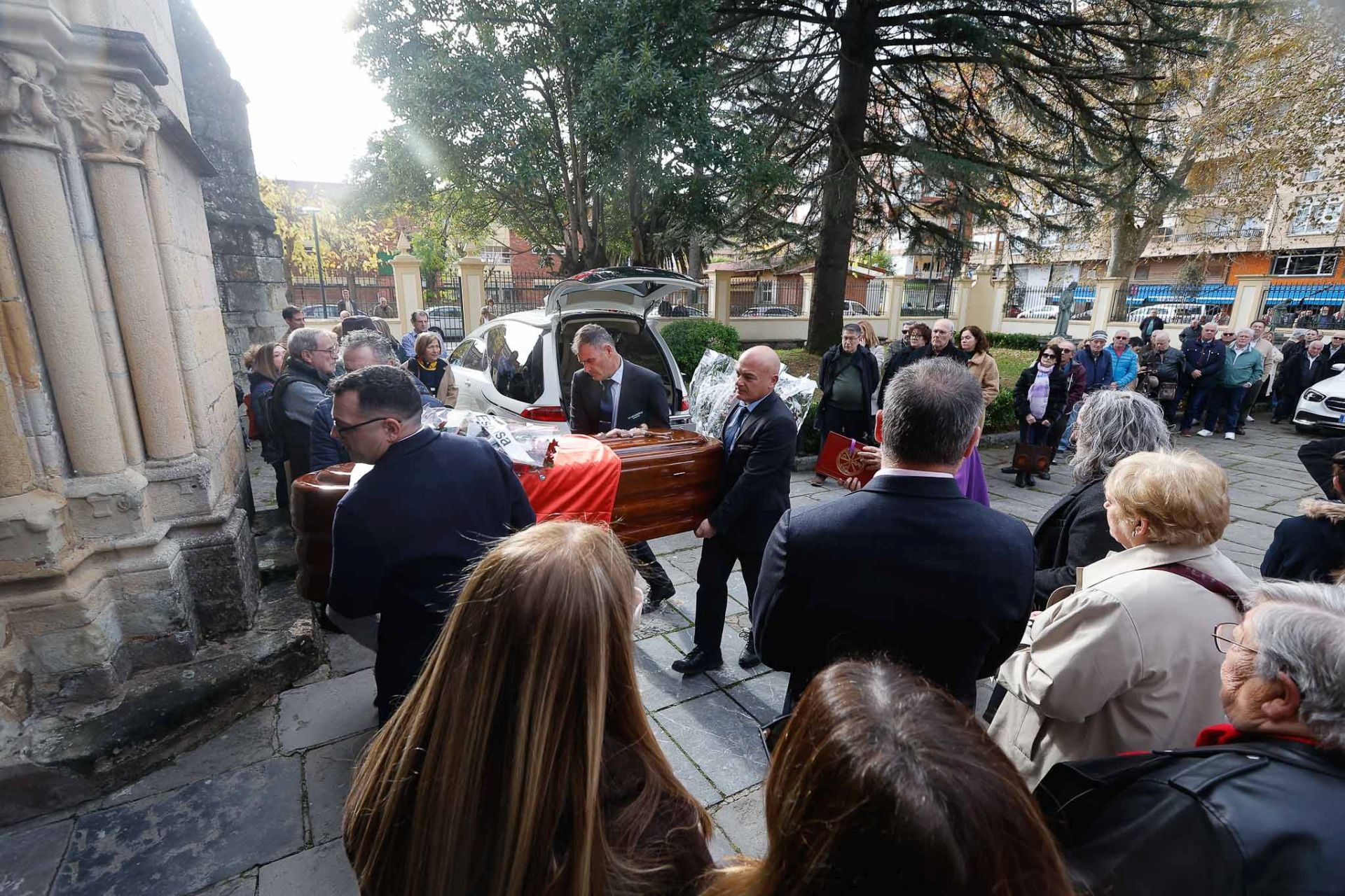 Llegada del féretro a la parroquia de Santoña donde se ha celebrado el funeral.