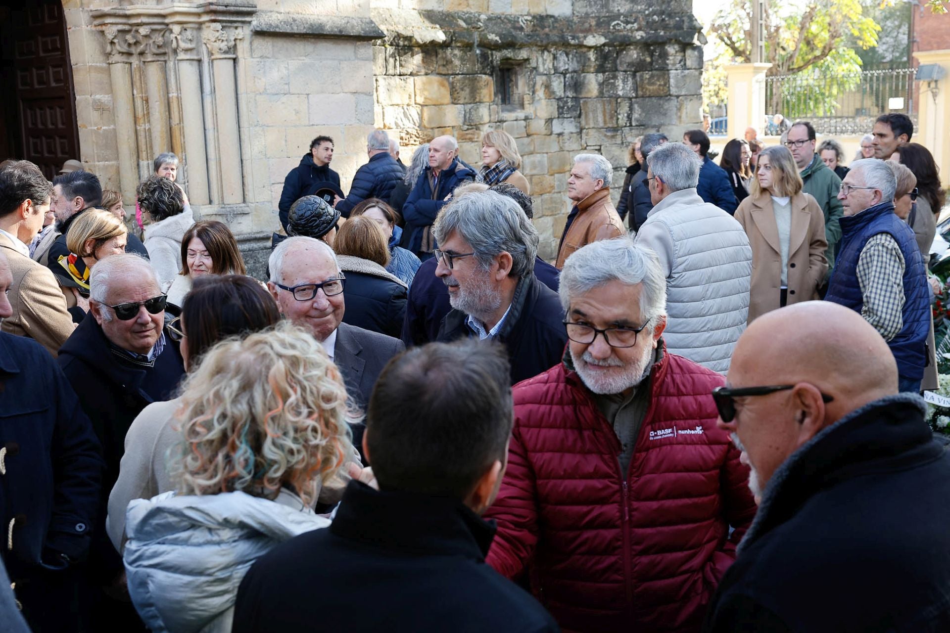 El exsecretario de Organización del PSOE José Guerrero y el expresidente del Parlamento Miguel Ángel Palacio a la salida de la misa.