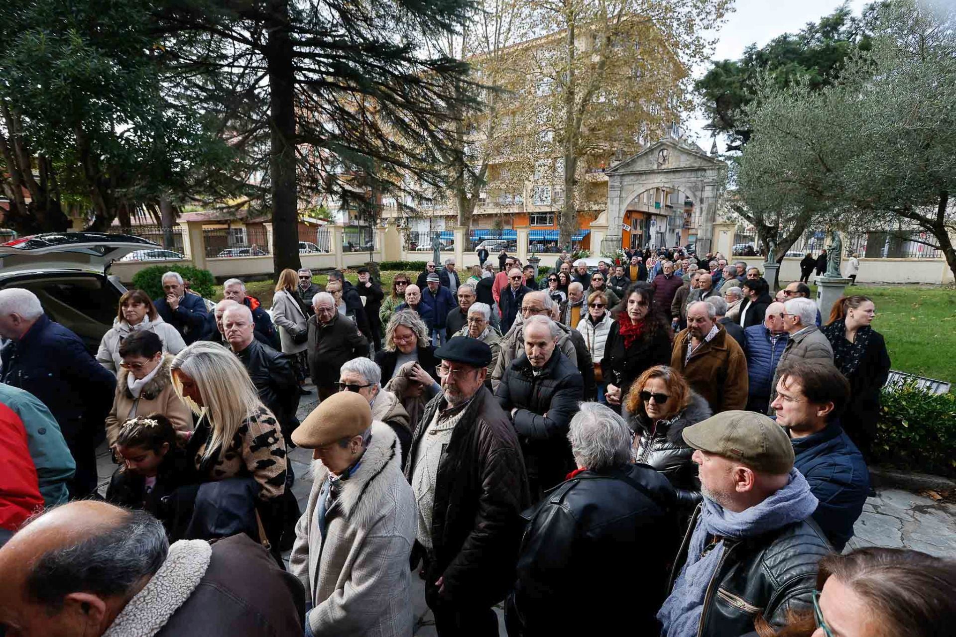 Entrada de los asistentes al funeral en la iglesia.