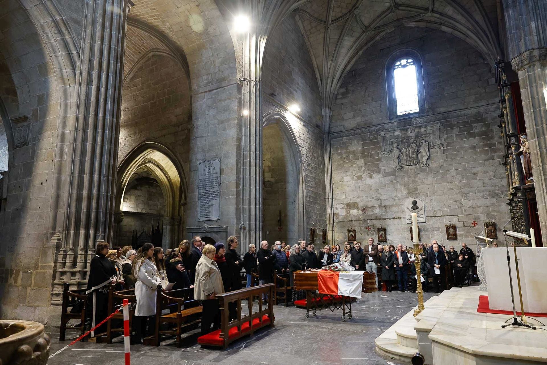 La iglesia parroquial de Santa María del Puerto se quedó pequeña para dar el último adiós al político.