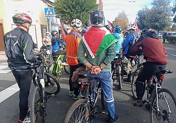 Participantes en la marcha en bici que se ha celebrado este sábado en la capital cántabra.