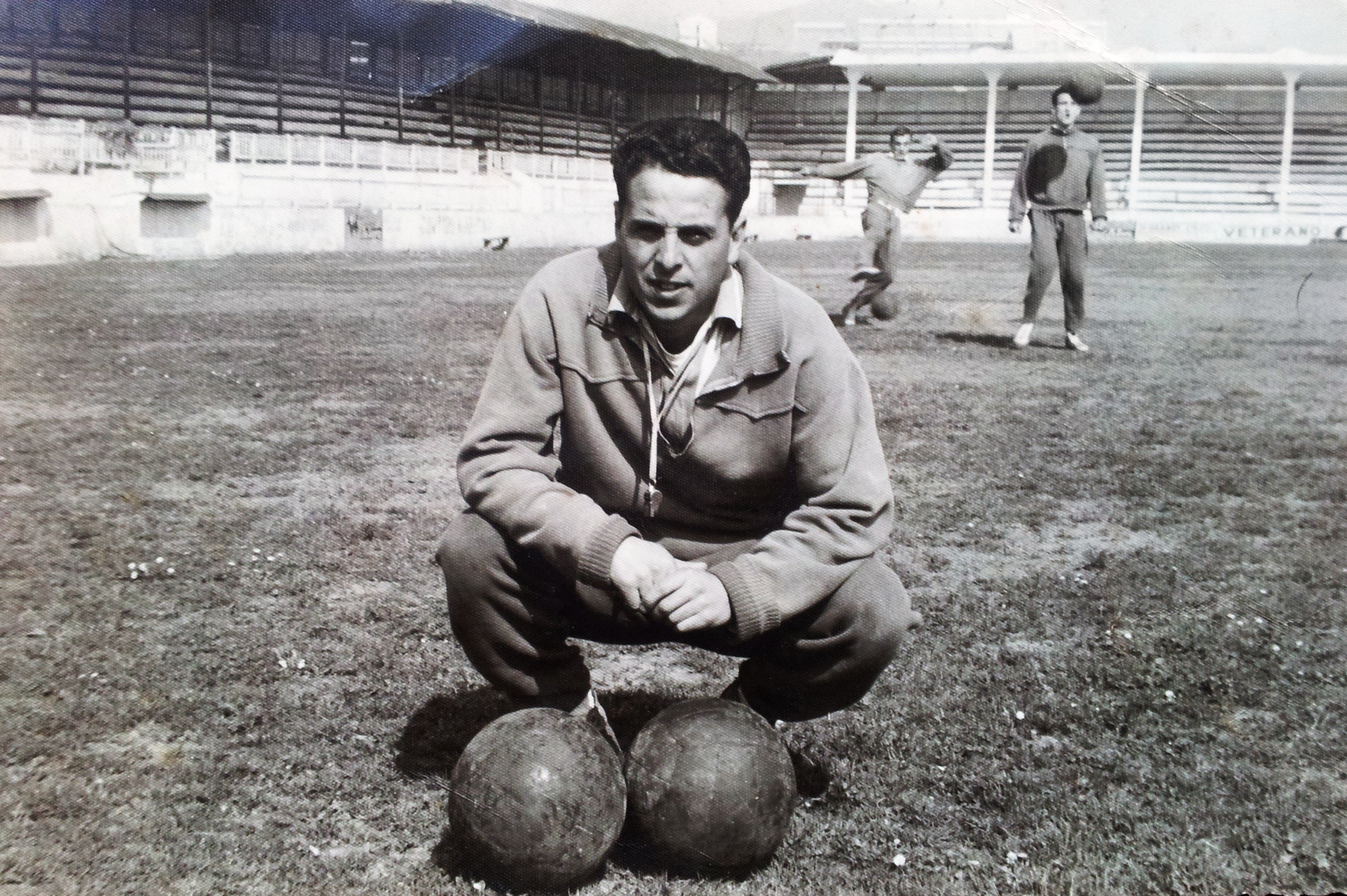 Manuel Fernández Mora, en los Campos de Sport cuando entrenaba al Rayo.