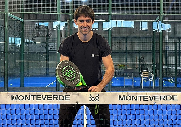 Daniel García en las pistas del Club de Tenis Monteverde, donde trabaja como monitor.