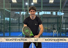 Daniel García en las pistas del Club de Tenis Monteverde, donde trabaja como monitor.