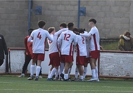 Los jugadores de la selección cántabra celebran uno de sus goles.