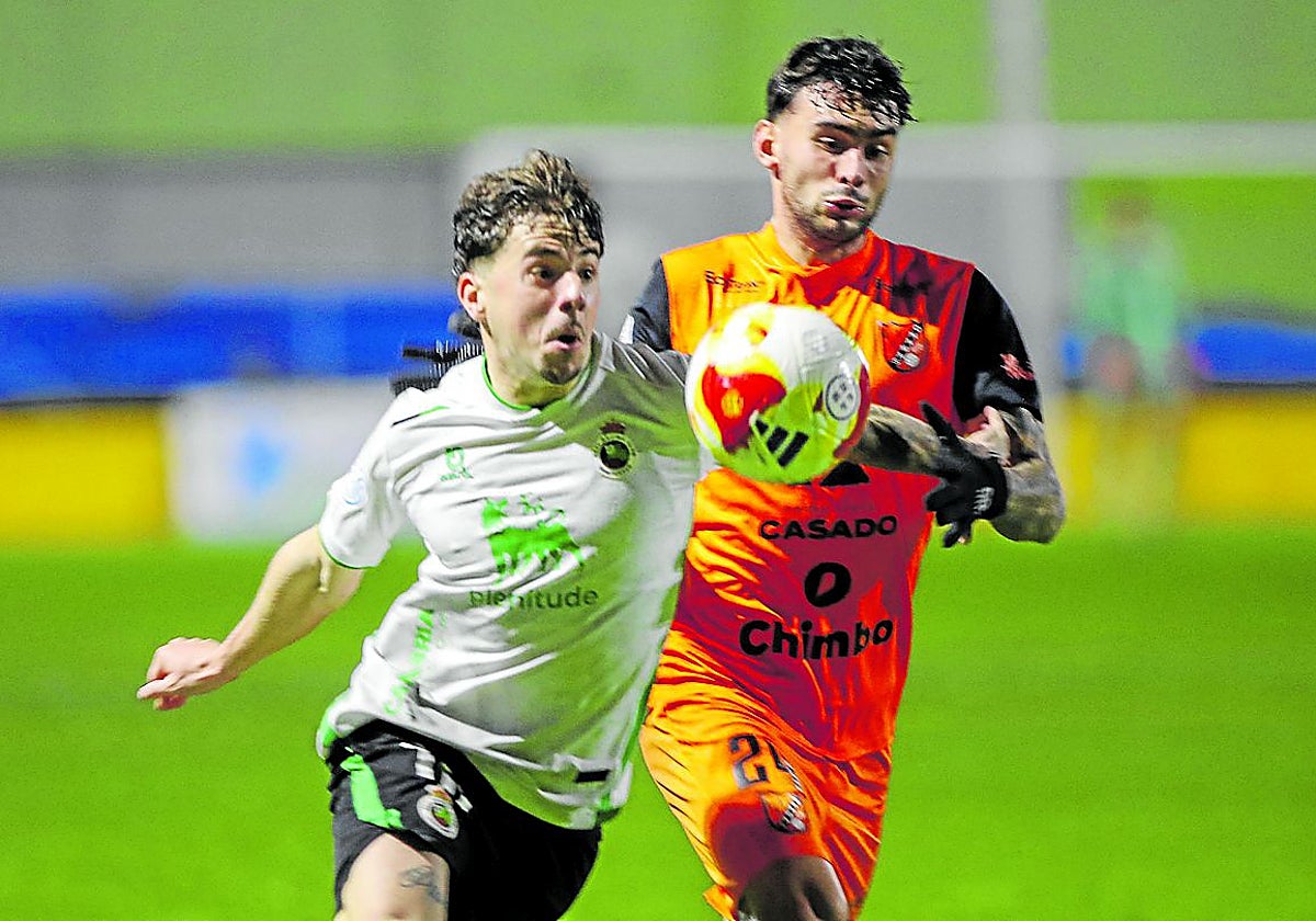 Izan Yurrieta, del Rayo Cantabria, e Izan, del Sámano, pugnan por hacerse con el balón.