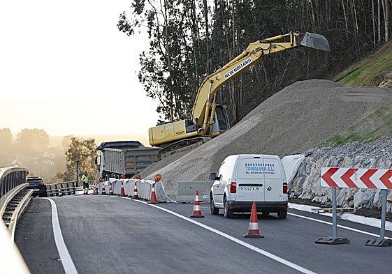 La excavadora trabaja en la zona donde se ha producido el deslizamiento de tierra.