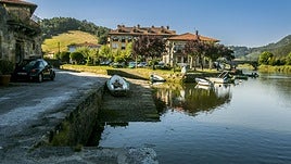 Vista panorámica de Limpias, con la sede del Ayuntamiento al fondo a la derecha.