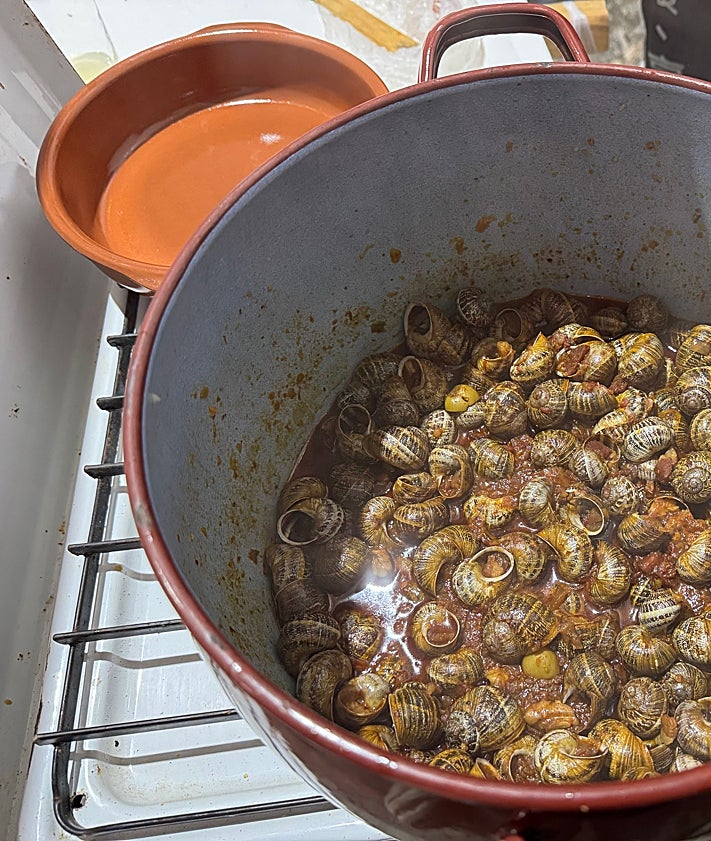 Imagen secundaria 2 - Castro Urdiales celebra San Andrés entre lluvia, sol y, como es obligado, caracoles