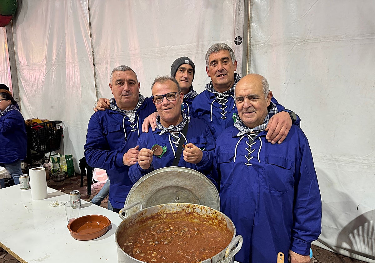 Imagen principal - Castro Urdiales celebra San Andrés entre lluvia, sol y, como es obligado, caracoles