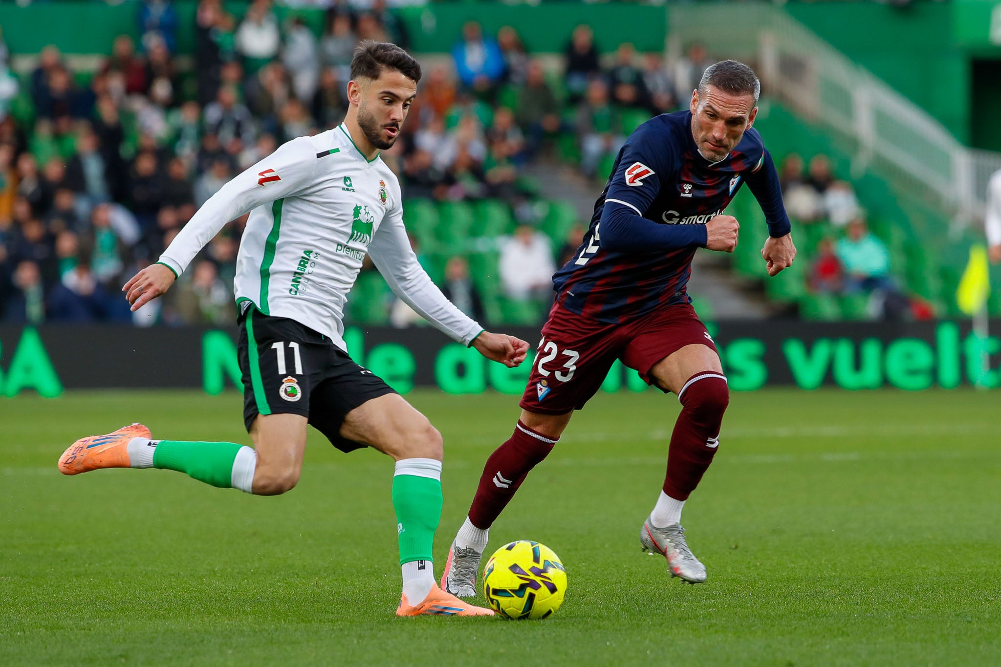 Andrés Martín avanza con el balón perseguido por Arbilla