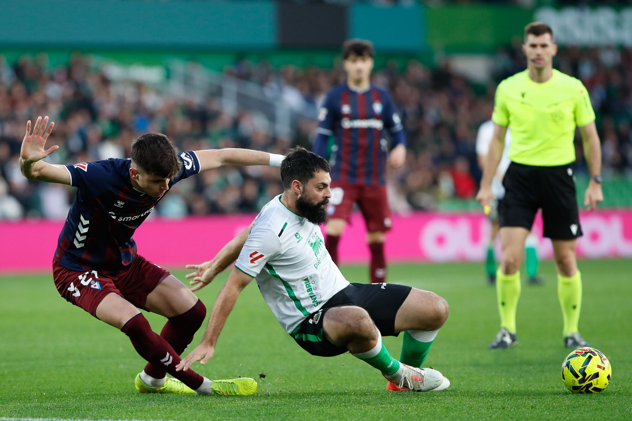 Asier Villalibre se va al suelo tras controlar el balón