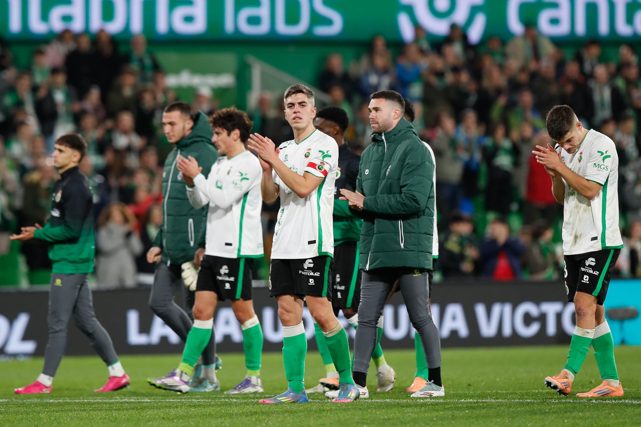 Loa jugadores del Racing celebran el triunfo ante los armeros