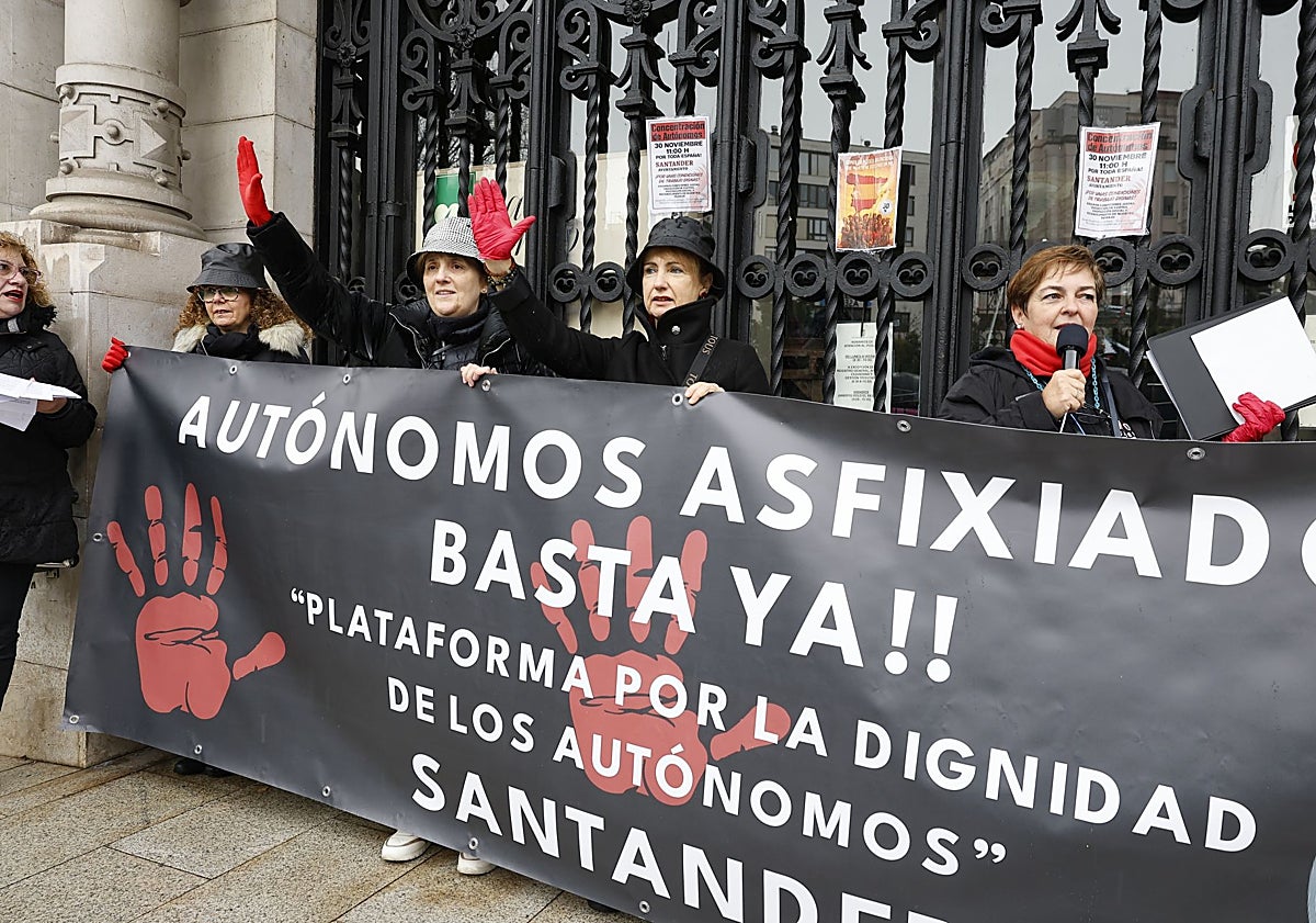 Imagen principal - Los autónomos se manifiestan en Santander: «Estamos asfixiados»