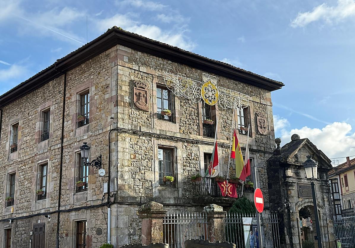 Banderas a media asta en el Ayuntamiento de Cabezón de la Sal.