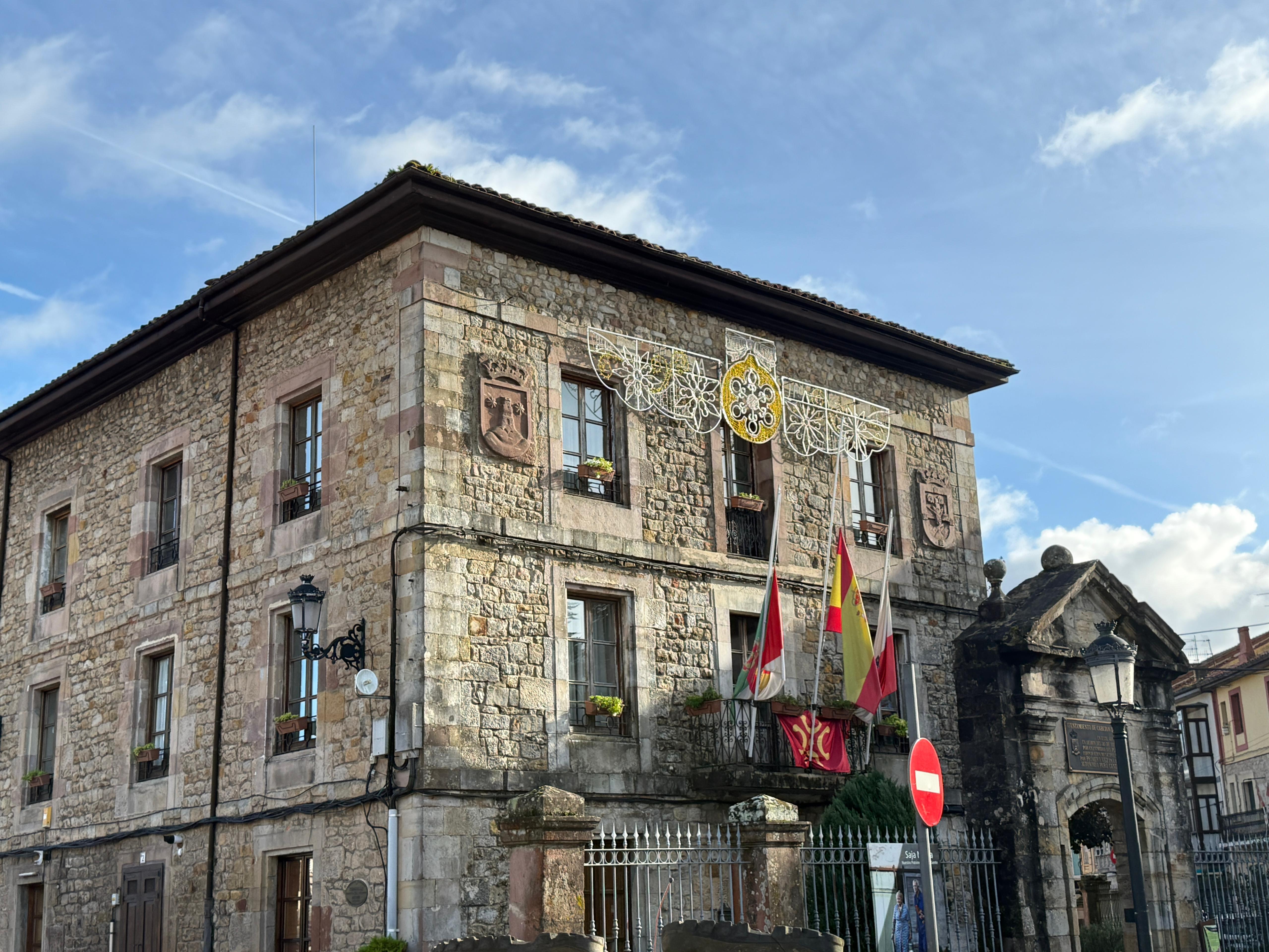 El Ayuntamiento de Cabezón de la Sal ha decretado tres días de luto. En la imagen, banderas a media asta en el edificio consistorial. 