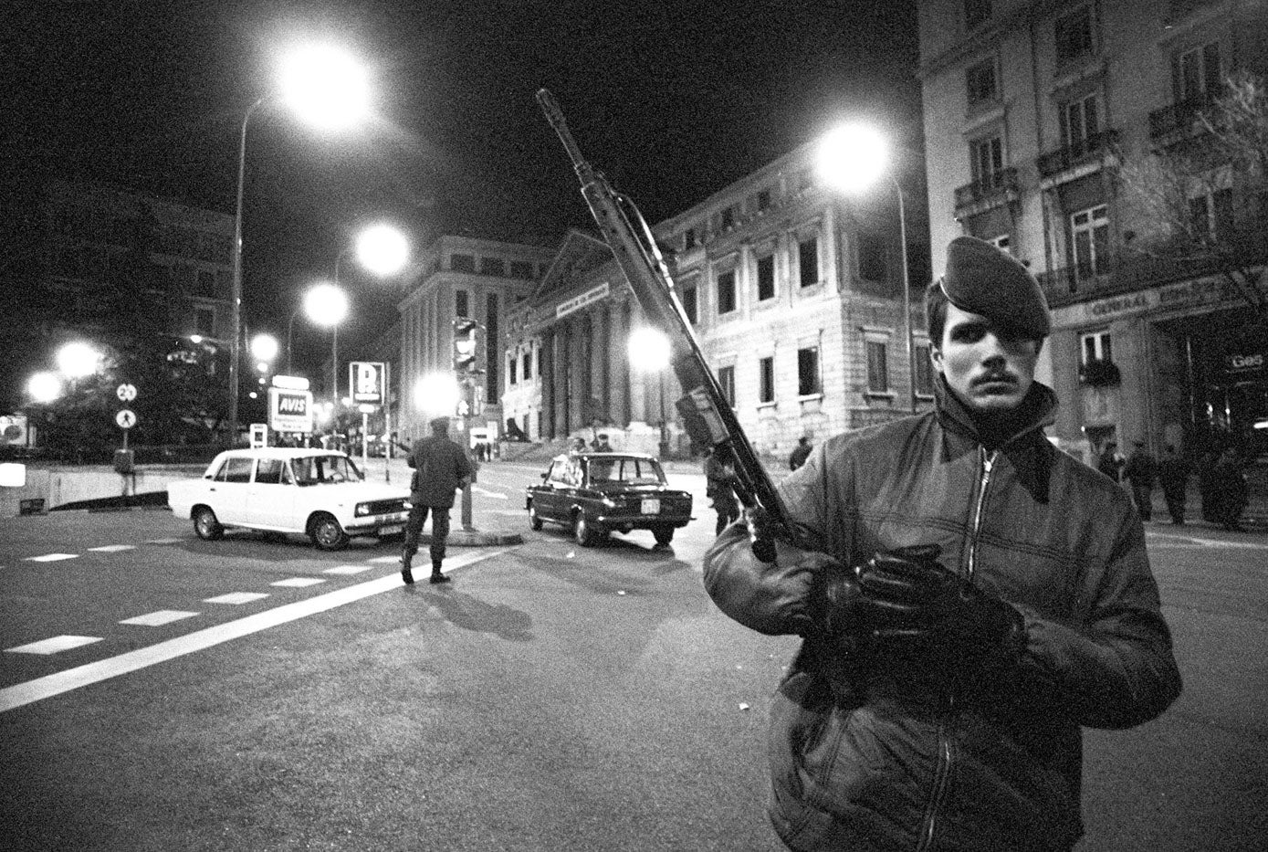 Miembros del GAR (Grupo Antiterrorista Rural) perimetran la zona ocupada por los golpistas alrededor del Congreso de los Diputados.