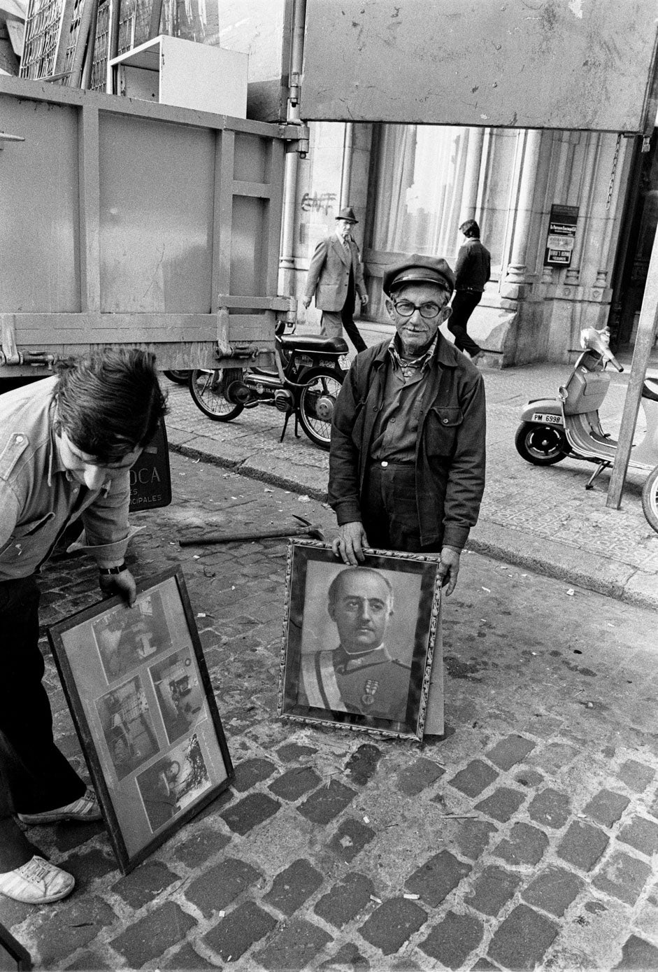 Servicio gratuito de recogida de muebles del Ayuntamiento de Barcelona bajo petición previa. Esquina Rambla de Catalunya con Gran Vía, Barcelona.