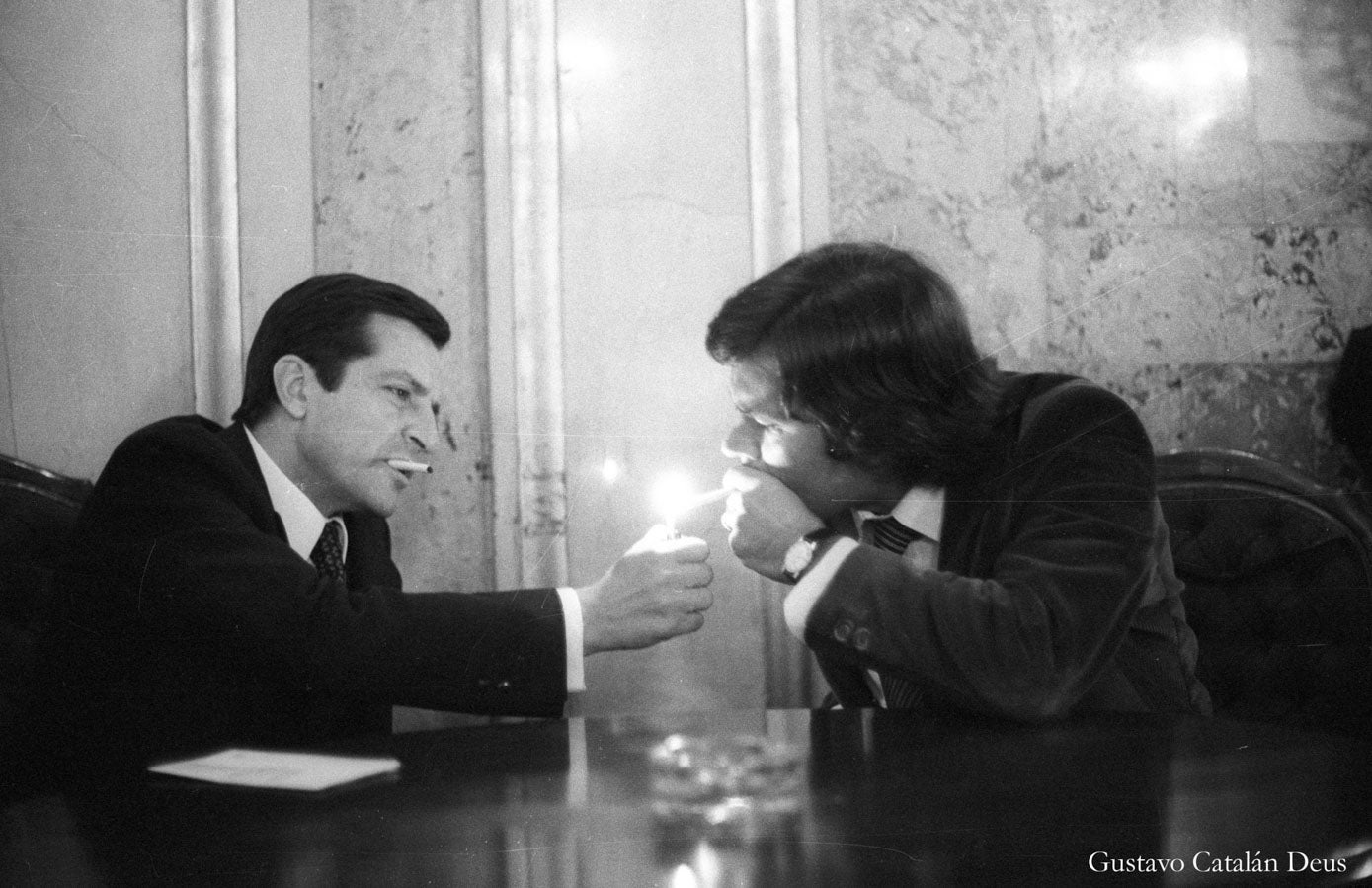 Pactos entre cigarrillos. Adolfo Suárez enciende el cigarrillo de Felipe González en el Salón de los pasos perdidos del Congreso de los Diputados, en octubre de 1977, cuando se negociaban los Pactos de la Moncloa.
