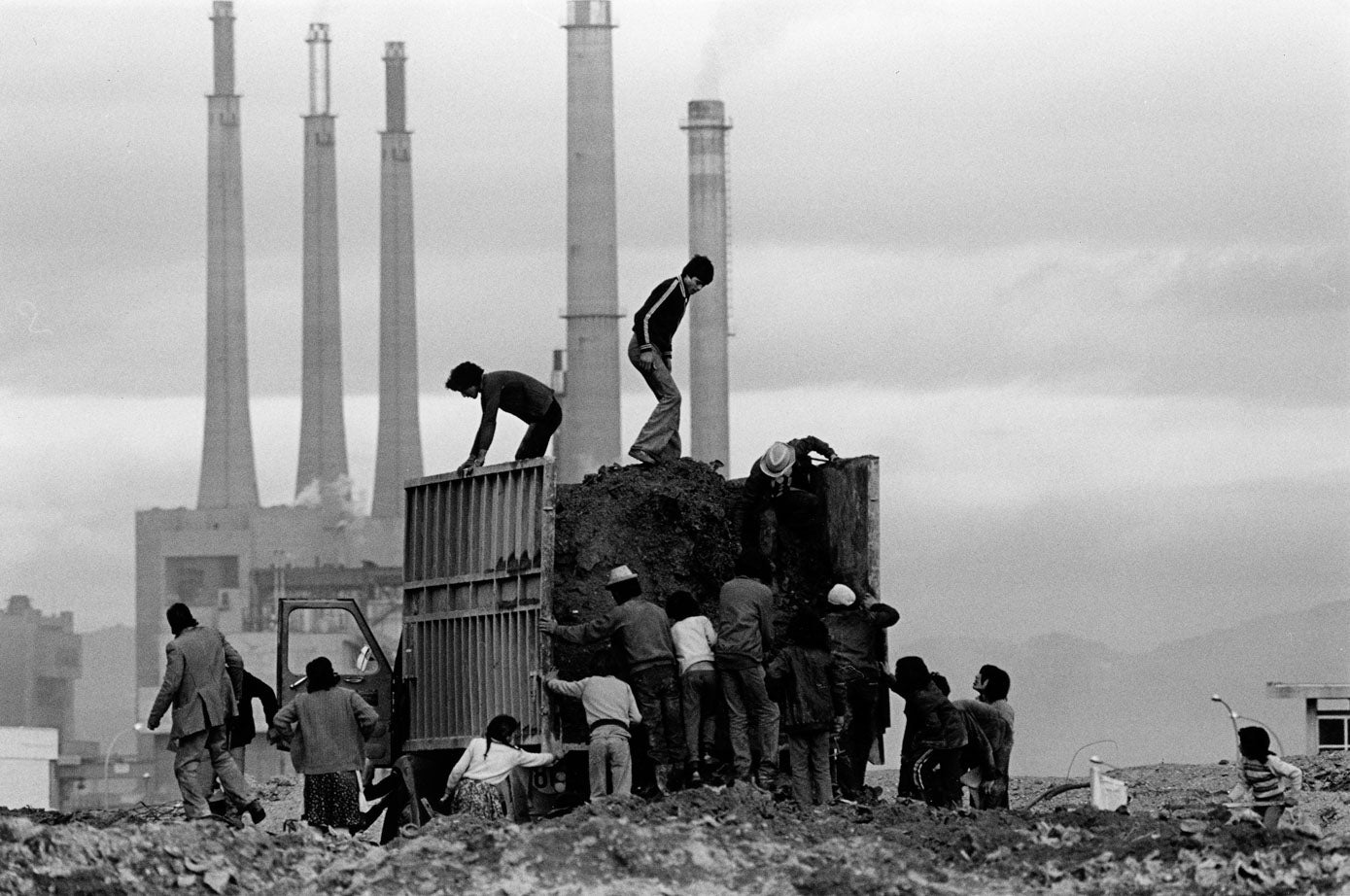 Recollidors d'escombraries a la zona del Poble Nou