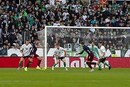 Una jugada frente a la portería de Ezquiera ayer en El Sardinero.