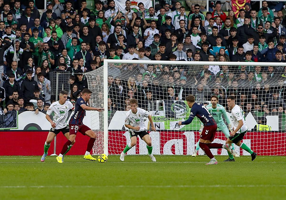Una jugada frente a la portería de Ezquiera ayer en El Sardinero.