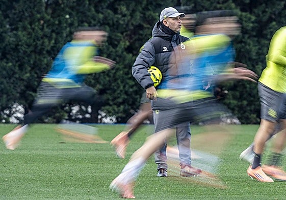 José Alberto observa el trabajo de sus futbolistas mientras ellos corren en un momento de la sesión del miércoles.