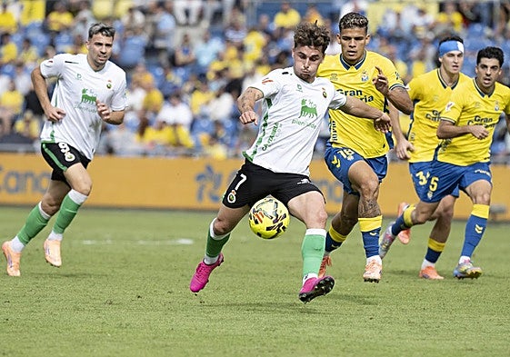 Yeray conduce el balón en el partido ante la UD Las Palmas.