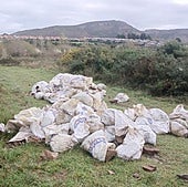 Localizado un vertido con más de cien sacos de materiales de construcción en Sámano