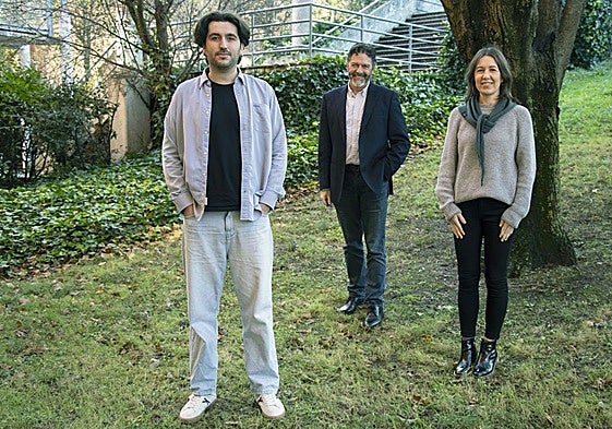Pedro Humánez, Jesús Ángel González y Elaine Millar, en el campus de Las Llamas.